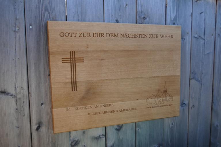 Gedenktafel aus Holz