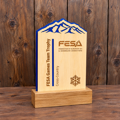 Holz-Trophäe mit blauem Bergdesign
