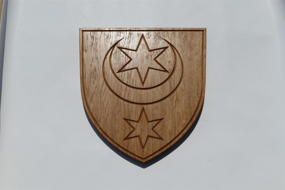 Holzschild Wappenform